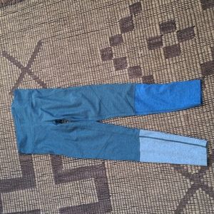 Outdoor voices two tone color blocked leggings size S.